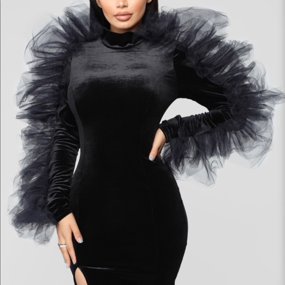 Fashion Nova Dresses & Skirts - 🔥NEW FASHION NOVA Velvet Ruffle Sleeve Midi Dress